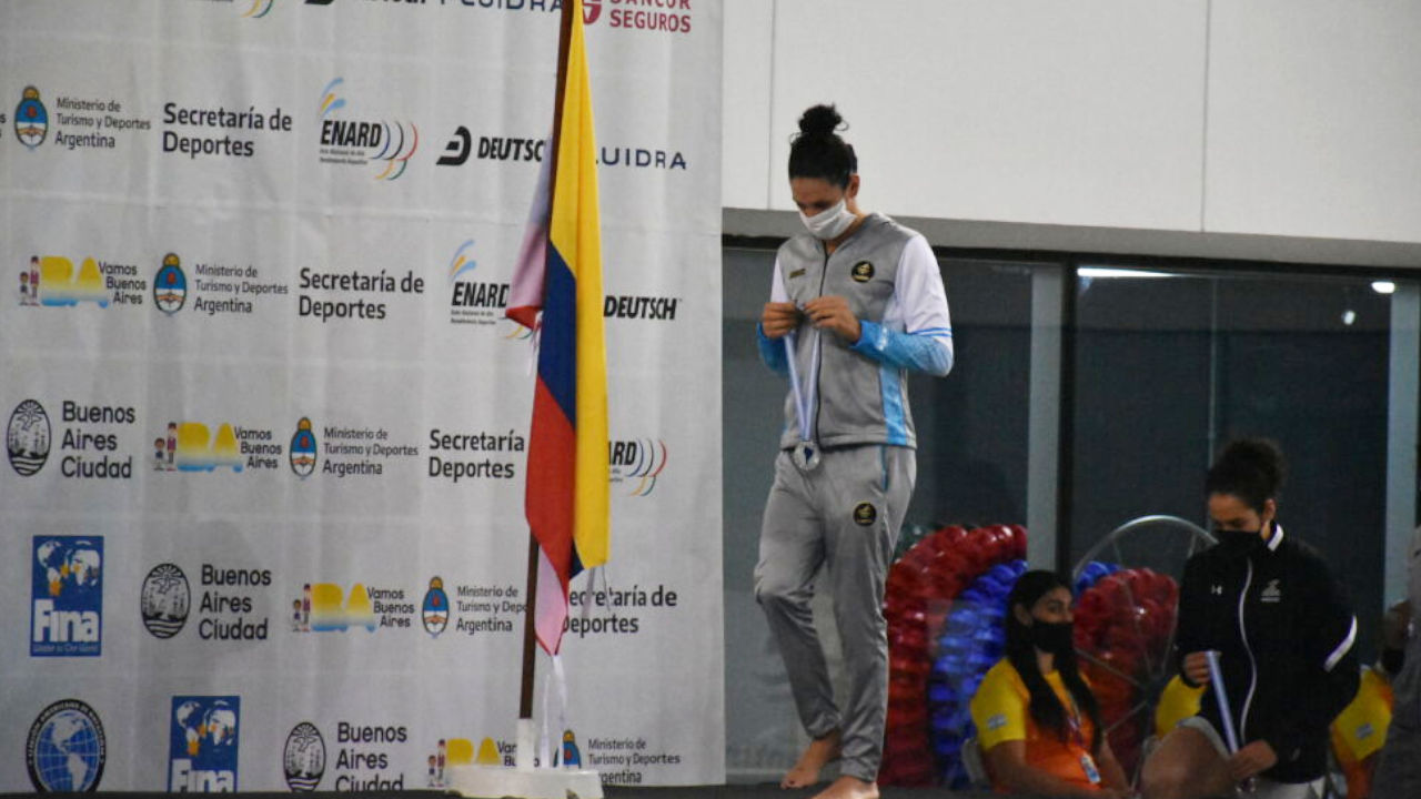 Macarena sube a recibir su medalla plateada